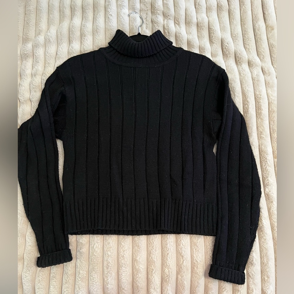 Warm and soft Obermeyer Large thick turtleneck sweater!